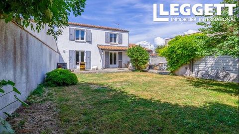 A28405EMU17 - This house is ideally located in a quiet yet within walking distance of shops and schools, as well as the bus stop leading directly to the centre of La Rochelle. Information about risks to which this property is exposed is available on ...