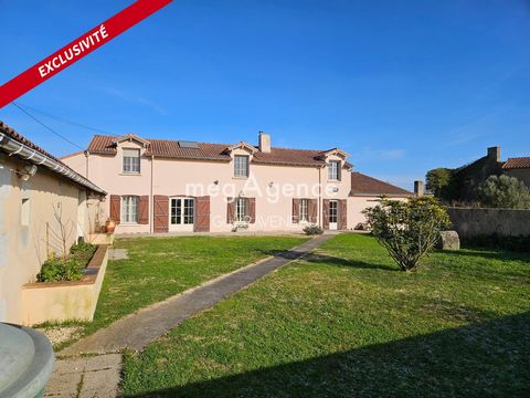 Near DOUÉ LA FONTAINE, in the countryside, we offer you this pleasant renovated, bright and functional farmhouse. The ground floor: entrance with cupboard, fitted and equipped kitchen of 26 m² opening onto veranda and terrace, dining room, living roo...