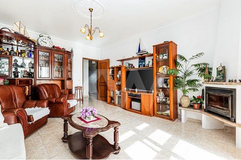 This is a fabulous T3 apartment , located on Urbanização da Bela Vista in Parchal, central area with easy access to Portimão and all necessary services (supermarkets, pharmacy, pastry shop, restaurants) as well as close to the most beautiful beaches ...