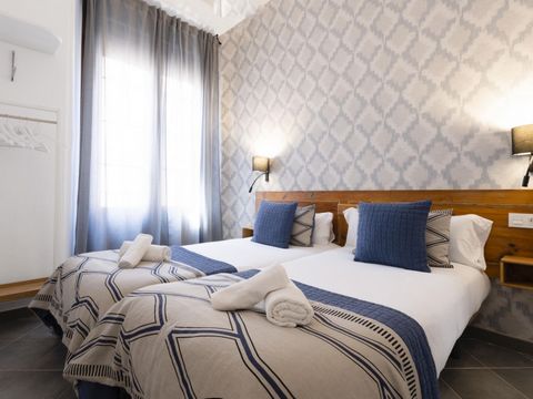 Historic building recently renovated, located very close to one of the best known icons of our city, the birthplace of our beloved Picasso and next to the Plaza de la Merced. Set of 5 apartments with capacity for up to 5 people located in the histori...