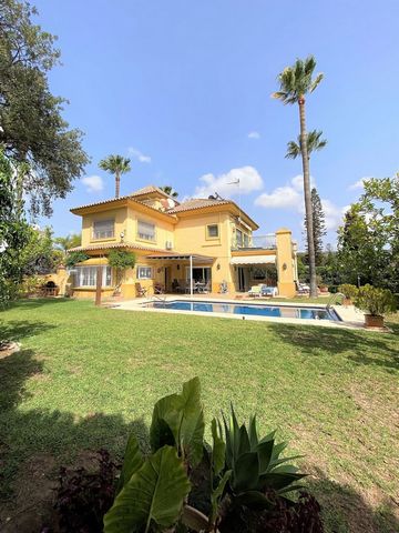 Classic style villa in the urbanization El Rosario, just 5 minutes drive from Marbella center. The house was completed in 2000 and has excellent qualities. It is in perfect condition to enter to live. On the ground floor there is a large kitchen with...