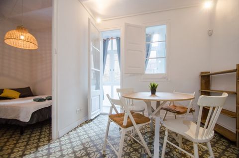 35m2 apartment with everything you need for your temporary stay in Barcelona. It has a double room, cozy dining room with access to gallery, fully equipped kitchen, shower and toilet.