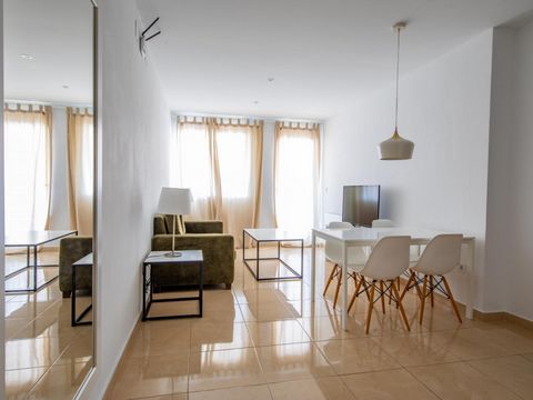 Bright apartment composed of two double bedrooms and two bathrooms, located in a modern building, just few minutes walking from Plaza de la Merced.The flat is located on a second floor, easily accessible with the lift; The flat has a private balcony,...