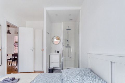 ## Espace C'est un appartement de 55 m² bien meublé avec un grand séjour, 3 jolies chambres avec espace et dressings et douche dans chacune, une cuisine. Nous fournissons des serviettes propres, des draps. Il dispose d'une connexion Wi-Fi gratuite et...