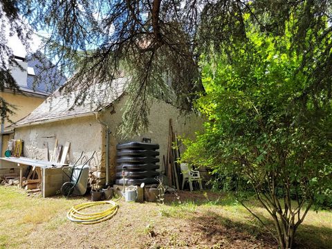 Barn to renovate, on the heights of the village of Castillon en Couseran, at 600m altitude. 27m² on the ground + mezzanine, 6.3m high, with enclosed land, trees and flowers, approximately 450m² with car access and parking. Facing North West/South Wes...