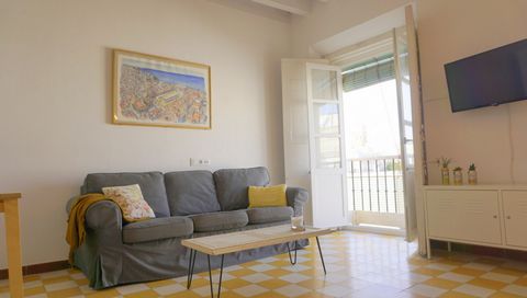 The newly renovated flat is located in a listed building. The house, built in 1765, is located directly in the historic old town of Cádiz. There are many bars and restaurants in the surrounding area. The sea is only a five-minute walk away. If you st...