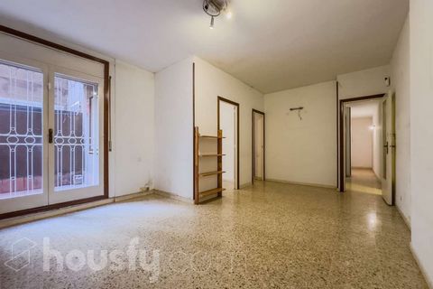 Housfy sells apartment with terrace to renovate. Flat for sale in Sarrià-Sant Gervasi, Barcelona, a space to enjoy in your day to day. Built in 1965 with concierge service and elevator. Possibility of acquiring a parking space in the same building. P...
