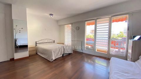 In a residence, on the third floor of 5, studio of 29.56 m² including an entrance hall, a main room/open fitted kitchen, a shower room/toilet. South-facing terrace Sold with a cellar. DPE: F/GES: F - Number of lots in the co-ownership: 52 - Current a...