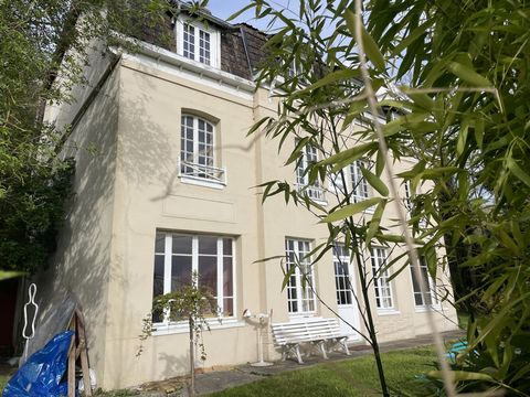 On the banks of the Seine, view of the barges..... Former guesthouse offering volume and luminosity..... Ground floor: Entrance to living room with wood stove, kitchen with dining area, 1 room, hallway leading to a toilet, scullery/linen room, 2 beau...