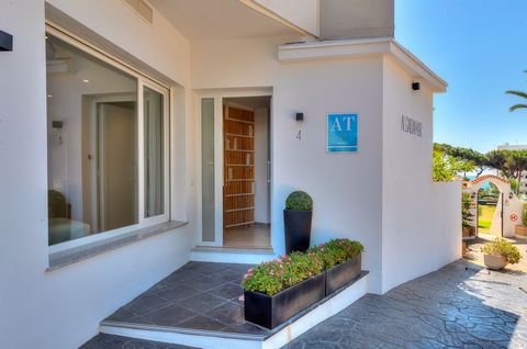 Investment opportunity in Mijas Costa, one of the most prestigious areas of the Costa del Sol in Malaga !!. Seven apartments with a Tourist Rental Licence , next to the beach, plus 28 parking spaces which are sold separately. Located on a frontline c...