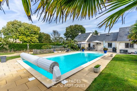 Located less than a kilometre from amenities and the centre of Saint-Molf, this pleasant house from the 70s with heated swimming pool and its 3 bedrooms offers 146 m2 on the ground including 119 m2 of living space. The result of two extensions in 98,...