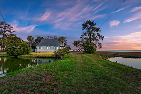 Incredible opportunity for a weekend retreat. Dock possible. Nestled within the serene and captivating landscape of Horse Island, just outside of the charming town Beaufort, lies a charming haven awaiting its fortunate new owner. Welcome to this unpa...