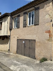 MONTESTRUC SUR GERS, come and discover this charming studio completely renovated including a fully equipped kitchen, a seating area as well as a sleeping area and a functional bathroom. In addition to air conditioning, double glazing and a garage on ...