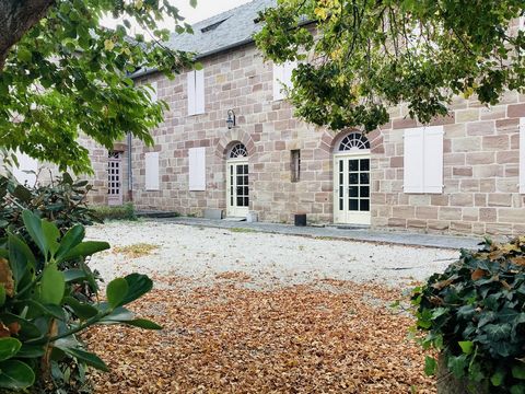 10 minutes from Brive-la-Gaillarde, this old hotel/restaurant is full of charm and character with its magnificent fire exteriors and large reception rooms. Through the porch you access the intimate courtyard, it offers you the freedom to set up a ter...