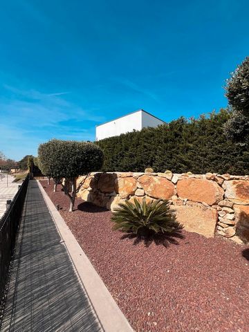 Villa / Chalet independiente en venta en Platja d'Aro. Esta hermosa propiedad cuenta con un diseño atemporal, minimalista y moderno, con amplios espacios exteriores que incluyen jardines, terraza con dos barbacoas y zona chill-out. Desde aquí podrás ...