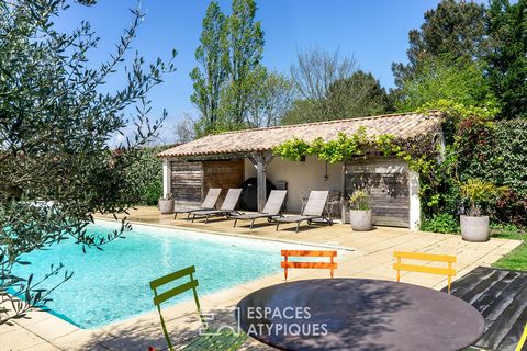In a residential area, in the quiet of a cul-de-sac, this contemporary family house spreads nearly 300 m2 on the ground on a pretty plot without vis-à-vis. Built in 2007, it offers accomplished services and many facilities. Past the vast entrance hal...
