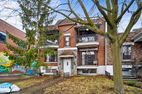 Beautiful triplex located in Villeray/Saint-Michel, close to all services, amenities, transport and much more! Composed of a well-maintained 10 1/2 and 2 X 3 1/2. 1 garage and 1 outdoor parking space. Double and rapid occupancy possible, to be discus...