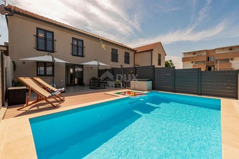 Location: Zadarska županija, Nin, Nin. ZADAR, NIN - Beautiful terraced house with swimming pool A beautiful holiday house for sale in Nin near Zadar. The terraced house was built in 2019 and has a total living area of 65.85 m2. On the ground floor th...