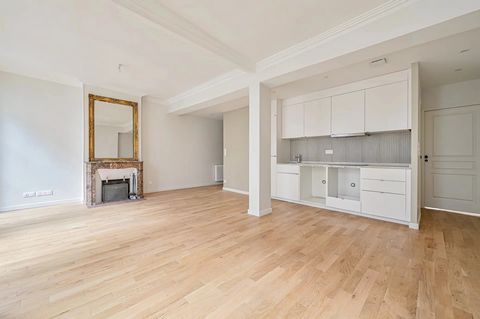 Paris 4th - located in the heart of Paris, in one of the oldest streets in the city, this fully renovated reception apartment offers an exceptional investment opportunity. Ideally situated on Rue de la Verrerie opposite the BHV, it boasts a central l...