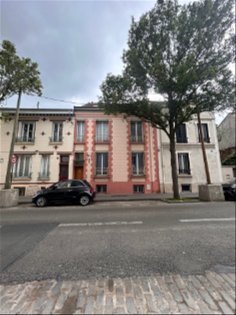 Summary Near Place Diderot, 15 min walk from metro station L1 Château de Vincennes, 10 min from downtown and 10 min from Bois de Vincennes. Close to all amenities, market, shops... Numerous crèches, schools (including Montessori), collèges and lycées...