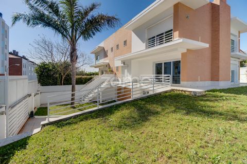 Identificação do imóvel: ZMPT566370 T4+1 attic house, with excellent areas, garden, balconies and patio with barbecue. Excellent sun exposure, east/south. House with large double-glazed windows that provide lots of light. Electric blinds and central ...