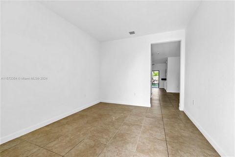 MOVE-IN READY Are you in search of your dream residence in Homestead, FL? This captivating property features freshly painted interiors and boasts brand-new laminate flooring, elevating its charm and allure. Offering 3 bedrooms and 2.5 bathrooms, it p...