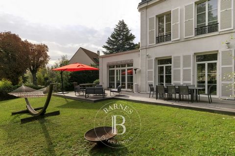 In Bougival, Napoleon III ‘Mansart’-style 5-bedroom house dating from 1858, with plenty of natural light and a fantastic ceiling height in a quiet setting. House totalling over 230m² (2,476 sq ft) of living space (201m² or 2,164 sq ft for main house ...