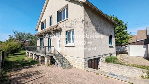 Your IDIMMO Agency offers you EXCLUSIVELY this imposing house built on 4735 m2 of land located 1/5 hour from SOUPPES-SUR-LOING in a sought-after town with all amenities and schools. 6 km from the SNCF - RER R station House with basement, 5 rooms of 1...