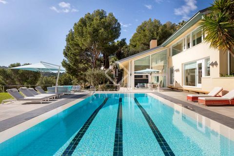 This spectacular villa is located in the quiet development of Ses Costes, in Aiguablava and enjoys sea views, thanks to its excellent south orientation. The town of Begur and the beach are less than 5 minutes by car from the property. The property is...
