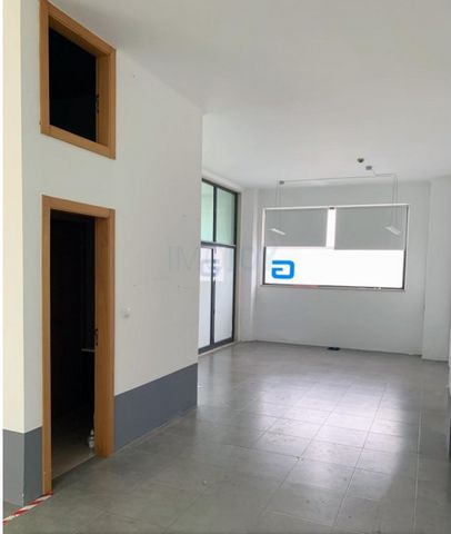 For services or commerce, this store is located in Quinta do Conventinho, Santo António dos Cavaleiros, Loures The store has a large space of 50.00m2, has 2 fronts with a window on each front. It also has 2 bathrooms. Good light and good visibility f...
