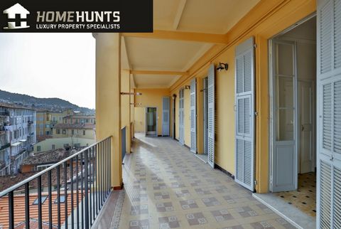 Nice Garibaldi - On the fourth floor of one of the oldest buildings on the rue Catherine Segurane 4 bedroom apartment with a surface of 173 m2 of living space. The apartment currently consists of a living room, a dining room, a kitchen, a bathroom wi...