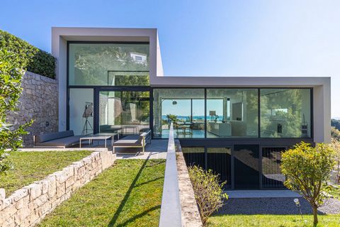 Golfe Juan: located in a residential area on the heights, recent contemporary villa with panoramic sea views from Cap d'Antibes to Lerins Islands of Cannes. Cubic design with simple lines, accommodation consists on 2 levels of a beautiful entrance, b...