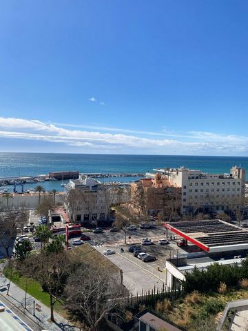 FANTASTIC PENTHOUSE, in one of the most sought-after urbanizations in Marbella, next to all services and a few meters from the beach. This penthouse consists of a large living room with access to a magnificent terrace with spectacular views, very sun...