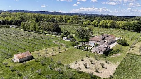 Proche du centre village de Saint-Rémy-de-Provence, au calme, un grand portail ouvre sur une allée menant à la propriété implantée sur un parc de près de 11 hectares agrémenté d'une oliveraie de 1761 pieds à deux variétés (Salonenque et Aglandau) et ...