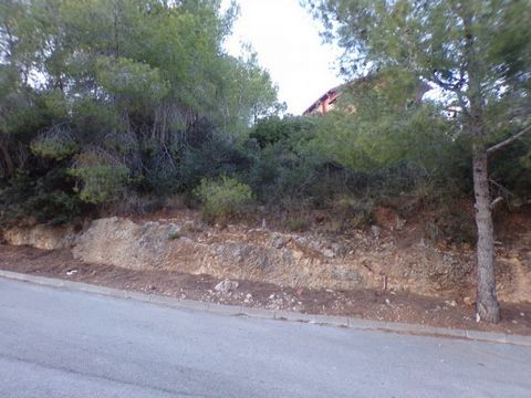 BUILDING PLOT IN THE CENTRE OF SEGUR DE CALAFELL OF 760M² TERRAIN WITHOUT SLOPE. A 9-MINUTE DRIVE TO THE BEACH. Features: - SwimmingPool