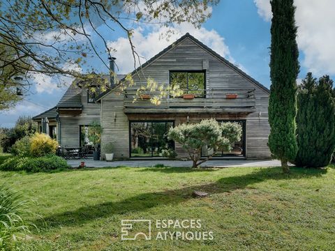 Located in the small rural town of Vieuviq, 5km from Illiers-Combray where Marcel Proust spent his holidays with his aunt Léonie and 1h15 from Paris, this contemporary house has a surface area of 276 m2 on a wooded plot of 1695 m2. It is in a bucolic...