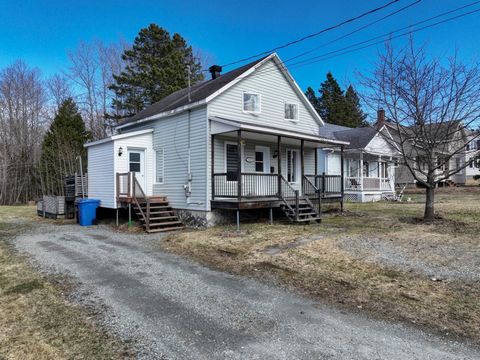 1 1/2 storey property, having benefited from several renovations. The ground floor and the 2nd floor have been brought up to date. Intimate 5,000 square foot lot, with no rear neighbors. This property is located in a quiet area, perfect for raising y...