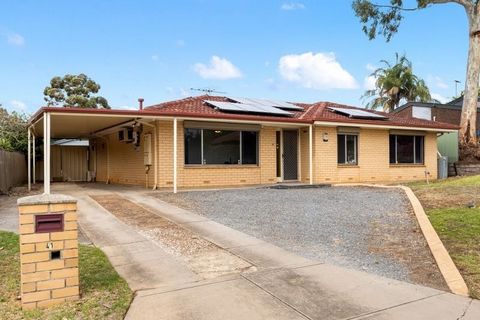 An ideal family home packed with features just meters from local Illyarrie Reserve. Entertain all year round under the large gable roof verandah and enjoy summer pool parties with family and friends. Features include - 3 bedrooms Open plan lounge and...
