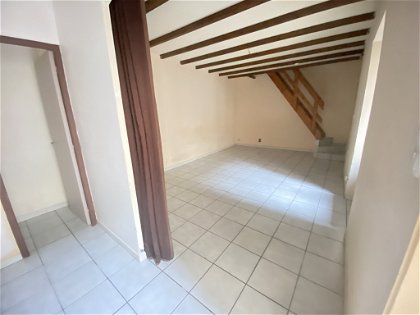 town house with courtyard and garage, 2 bedrooms and bathroom upstairs, living room and kitchen on the ground floor;