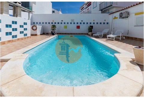 Immeuble - Maison avec 8 appartements, à Manta Rota, Vila Nova de Cacela, Vila Real de Santo António, Algarve. Avec piscine et espace de loisirs avec barbecue. Proche de la plage de Manta Rota. Composition: T3 - MAISON T2 - RC AVANT T2 - 1ère FACE T2...