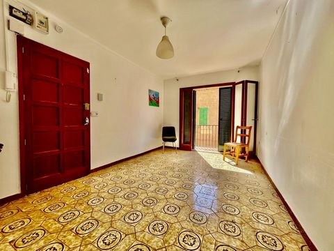 Very central apartment for sale in Porto Cristo. The apartment is located 200m from the beach. A very good area. Floor Height 1. No elevator. The community has only 6 neighbors. It has: living room, kitchen, 3 bedrooms, bathroom and laundry. The apar...