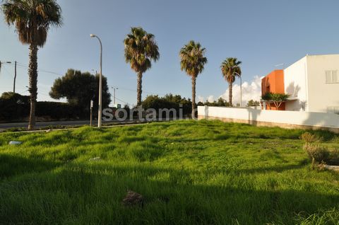 Magnificent plot of land situated on the outskirts of Albufeira in a calm and quiet area. Close to all amenities and services this land allows erecting about 300m2 of construction. The layout of the project type allows the construction of ground floo...
