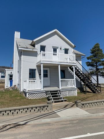 Building 2 units currently unoccupied. Perfect for owner-occupier or investor. Directly in front of the wharf, the ferry and the beach of St-Siméon. Requires some refreshments. Ideal for starting a real estate business at a low cost. 48 hrs notice fo...