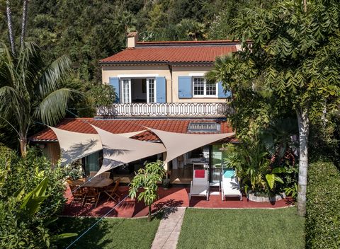 Eze bord de Mer, at a 5 minute walk to the beach, beautiful property built on a plot of 1475 m2, sheltered by a superb exotic garden abundant in tropical plants such as tree ferns, mango trees, banana trees, palm trees... In the bosom of this oasis a...