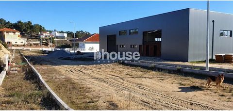 Amazém with 450m2 of interior area and 850m2 of land, right foot of 8m , iserido in a condominium with 16 craft warehouses with access through the national 213 Valpaços / Chaves. In the finishing phase with bathroom, office can also perform adaptatio...