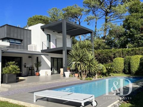 Contemporary villa located in the town of Anglet, Brindos sector. With a living area of 200m² built on a plot of 1000m² with a garden with trees and out of sight. On the ground floor, an entrance hall with guest toilet, large living room with firepla...