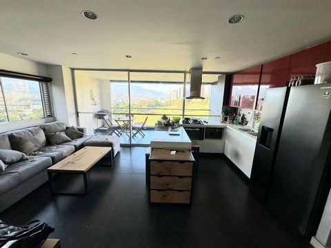 Ik verkoop een modern appartement in El Poblado, in de buurt van Santa Fe. - Oppervlakte 89,8 m² - 2 slaapkamers - 2 badkamers - 2 balkons - Admon: $ 630,000 per maand - Onroerendgoedbelasting $ 850,000 per kwartaal - Lineair dubbel parkeren - 2 hand...