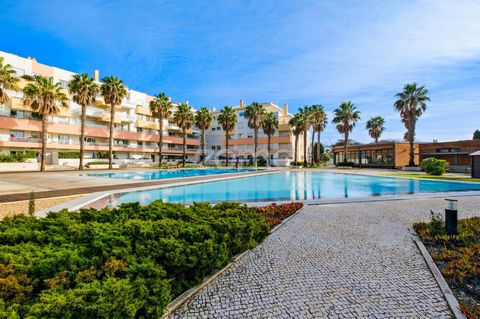 Identificação do imóvel: ZMPT566655 FANTASTIC T3 in Jardins da Parede, with frontal sea views. Apartment with a useful area of ​​160 m2, with 3 parking spaces and storage room. It is located in a gated community with 24-hour security/concierge, with ...