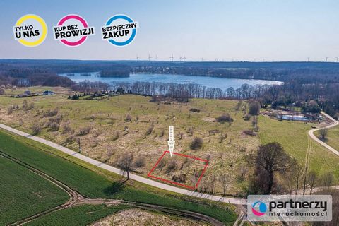 PLOT BY THE LAKE We offer for sale a unique plot of land located on Lake Salino (Gniewino commune, Wejherowo county). Building plots from 1284 m2 in the shape of an uneven rectangle located in the village of Salinko by the main road Akwamarynowa Stre...