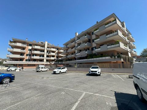 Dans le quartier Bracciano 2, et précisément dans la Via dei Tigli, nous proposons à la vente un appartement au 2ème étage avec ascenseur, avec un garage de 14m2 en sous-sol. La propriété est située dans une zone à courte distance du centre historiqu...